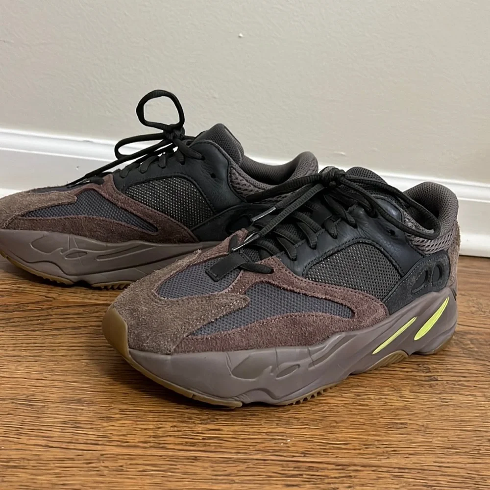 adidas Yeezy Boost 700 Mauve - Picture 1 of 7